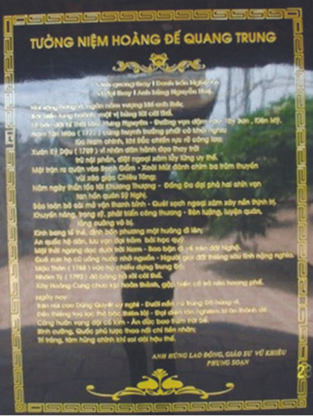 Bia với nội dung của Anh hùng GS Vũ Khiêu tại Đền Quang Trung trên núi Quyết