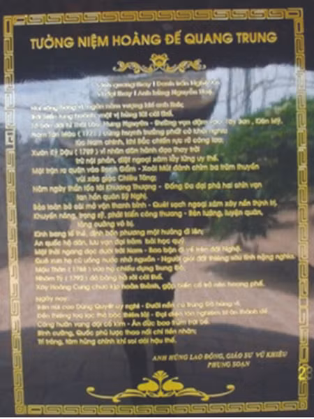 Bia với nội dung của Anh hùng GS Vũ Khiêu tại Đền Quang Trung trên núi Quyết
