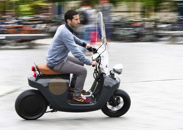 Chiếc xe thú vị này là con đẻ của hai nhà thiết kế người Hà Lan Maarten Heijltjes và Simon Akkaya trong chương trình hợp tác giữa Đại học Khoa học ứng dụng Hà Lan và công ty nhựa tổng hợp NPSP và Van.Eko