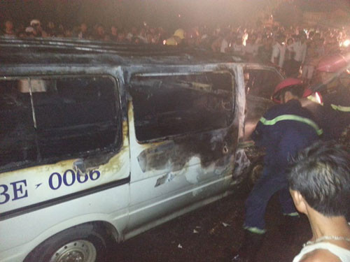 Trên xe bị cháy có 2 m3 gỗ nghi là gỗ lậu. Trên xe bị cháy có 2 m3 gỗ nghi là gỗ lậu