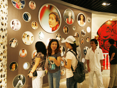 Ảnh các ngôi sao tại cửa hàng ngọc trai