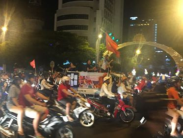 CĐV xuống đường ăn mừng chiến tích của Olympic Việt Nam ảnh 33