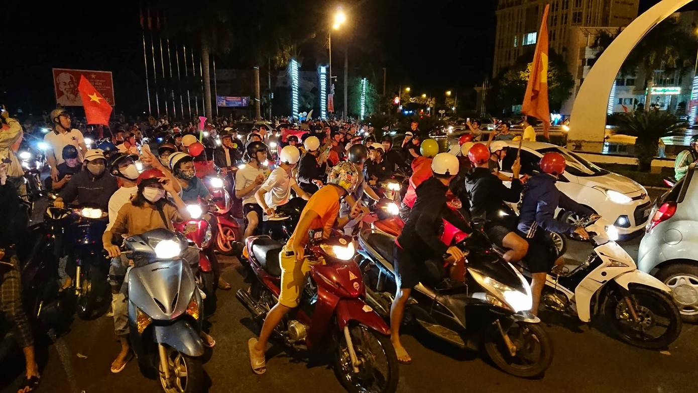 CĐV xuống đường ăn mừng chiến tích của Olympic Việt Nam ảnh 7