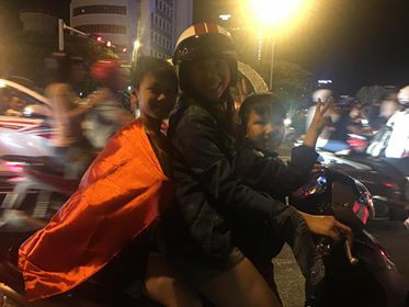 CĐV xuống đường ăn mừng chiến tích của Olympic Việt Nam ảnh 32