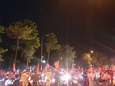 CĐV xuống đường ăn mừng chiến tích của Olympic Việt Nam ảnh 10