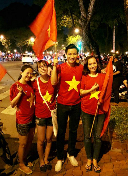 Loạt nghệ sĩ đi 'bão' đêm ăn mừng Việt Nam lần đầu vào bán kết Asiad ảnh 1