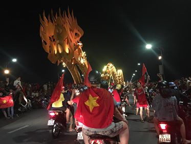 CĐV xuống đường ăn mừng chiến tích của Olympic Việt Nam ảnh 19