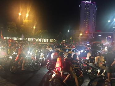 CĐV xuống đường ăn mừng chiến tích của Olympic Việt Nam ảnh 38