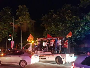 CĐV xuống đường ăn mừng chiến tích của Olympic Việt Nam ảnh 11