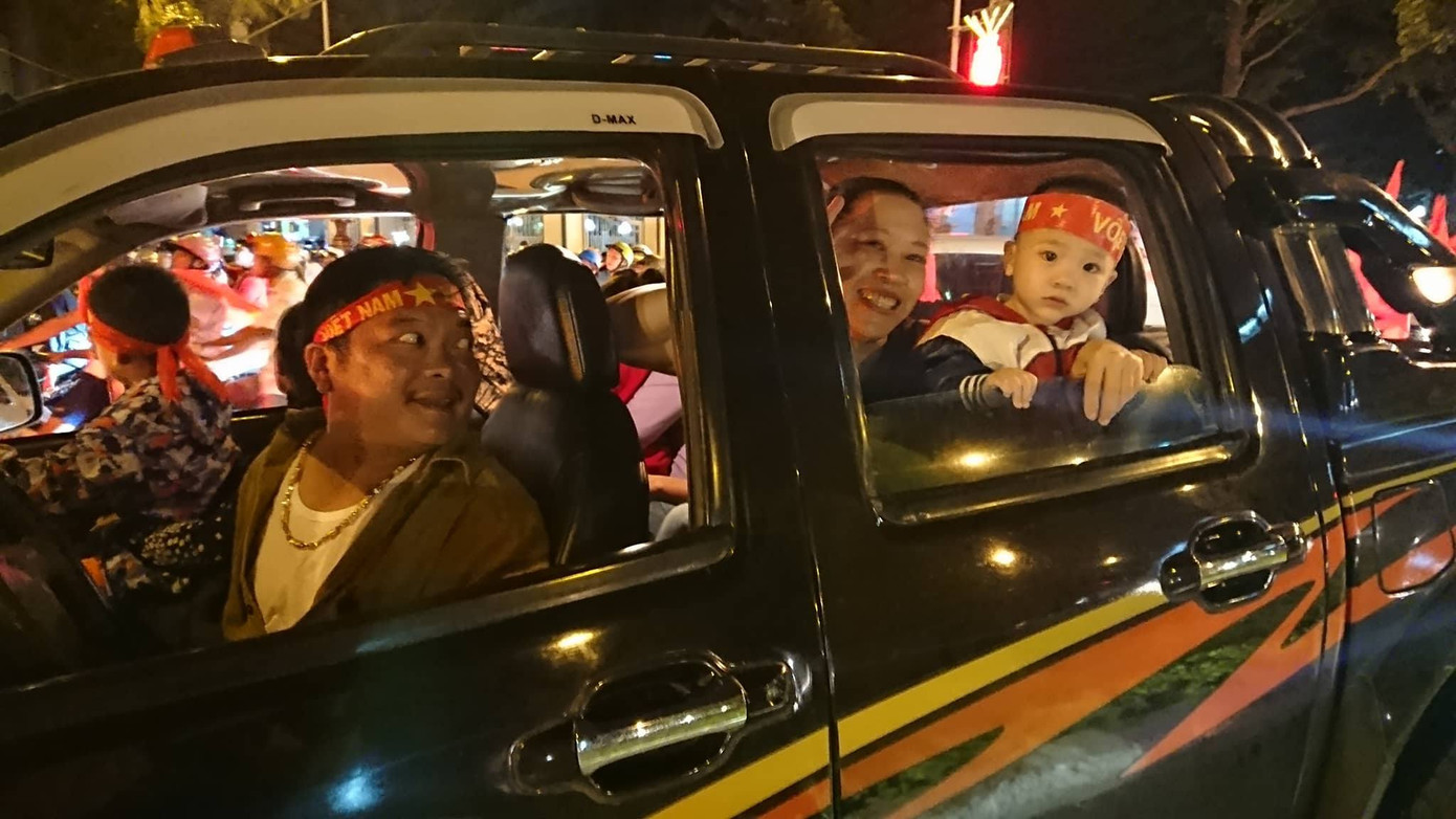 CĐV xuống đường ăn mừng chiến tích của Olympic Việt Nam ảnh 8