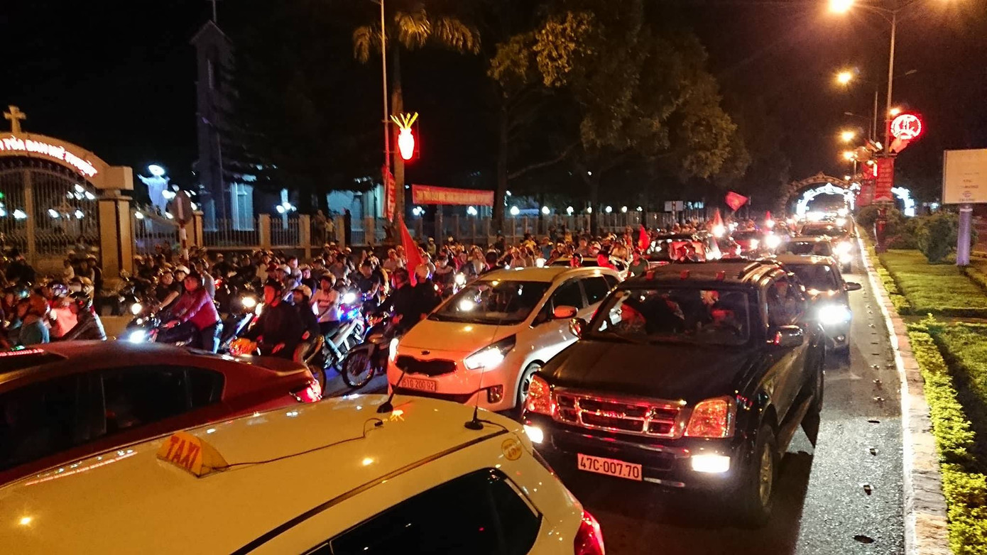 CĐV xuống đường ăn mừng chiến tích của Olympic Việt Nam ảnh 9