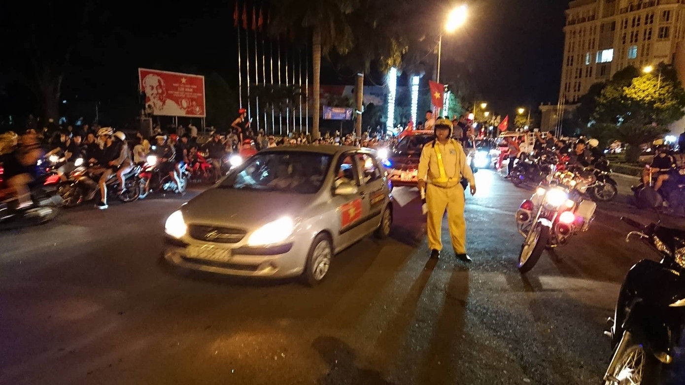 CĐV xuống đường ăn mừng chiến tích của Olympic Việt Nam ảnh 1