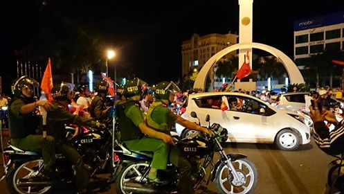 CĐV xuống đường ăn mừng chiến tích của Olympic Việt Nam ảnh 2