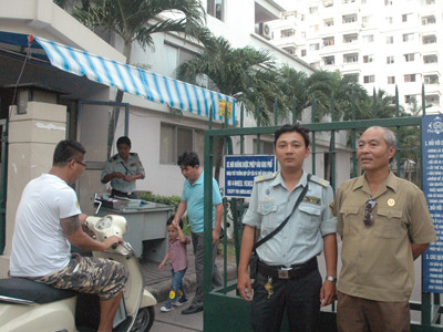 Bác Cải (bên phải) cùng các bảo vệ giữ gìn an ninh cho khu phố 3. Ảnh: T.N.A