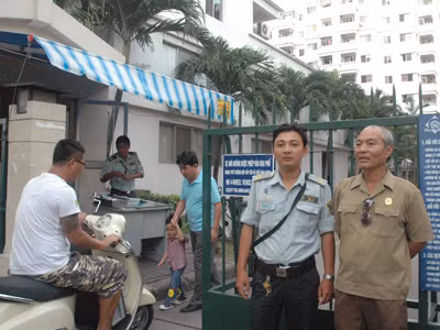 Bác Cải (bên phải) cùng các bảo vệ giữ gìn an ninh cho khu phố 3. Ảnh: T.N.A