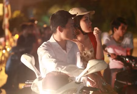 Hai người dừng xem 