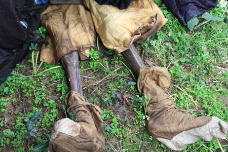 Lớp trang phục trong cùng là cốt tông màu vàng, lớp thứ hai là cốt tông màu xanh và lớp ngoài cùng là bộ quần áo quan chức bằng lụa. Lớp trang phục trong cùng là cốt tông màu vàng, lớp thứ hai là cốt tông màu xanh và lớp ngoài cùng là bộ quần áo quan chức bằng lụa