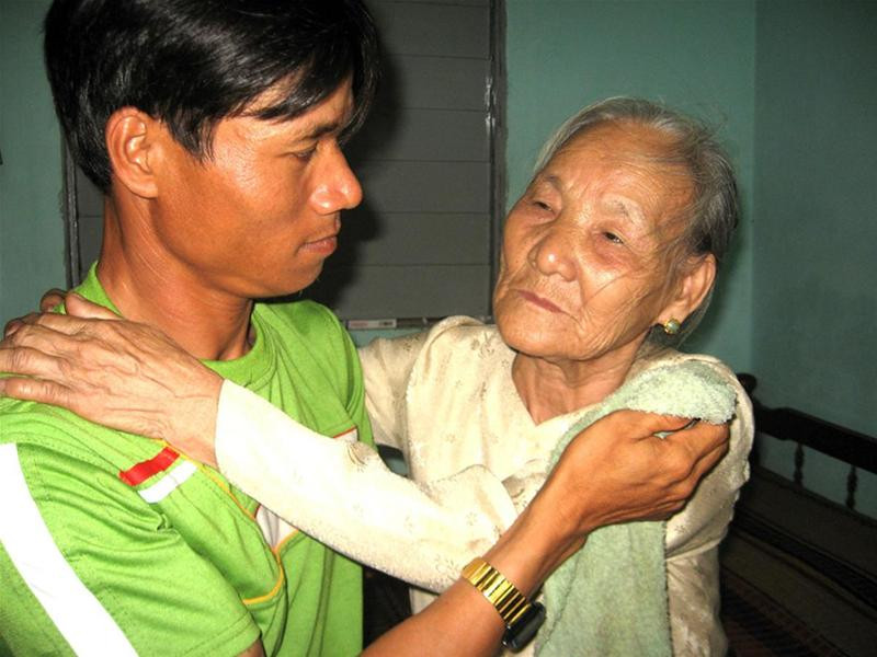 Mẹ con ngày gặp mặt. Ảnh : P.V