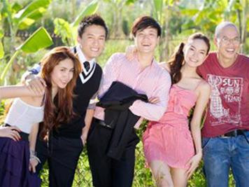 Dàn diễn viên Full House (phiên bản Việt) và đạo diễn Vũ Ngọc Đãng (bìa phải) Dàn diễn viên Full House (phiên bản Việt) và đạo diễn Vũ Ngọc Đãng (bìa phải)