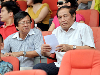 Tổng giám đốc VPF Phạm NGọc Viễn(trái) và Chủ tịch VFF Nguyễn Trọng Hỷ thường có mặt ở những trận cầu đỉnh. Ảnh VSI