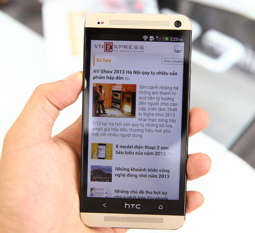 Màn hình và phần viền màu đen làm nổi bật bộ vỏ vàng của HTC One. Màn hình và phần viền màu đen làm nổi bật bộ vỏ vàng của HTC One