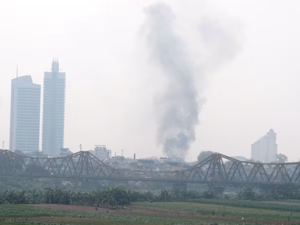 Vụ cháy nhìn từ dưới cầu Long Biên