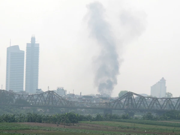 Vụ cháy nhìn từ dưới cầu Long Biên. Vụ cháy nhìn từ dưới cầu Long Biên