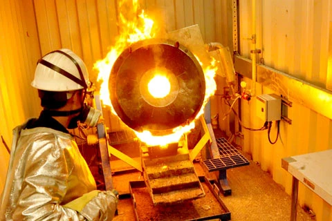 Luyện vàng trong lò nung cupel