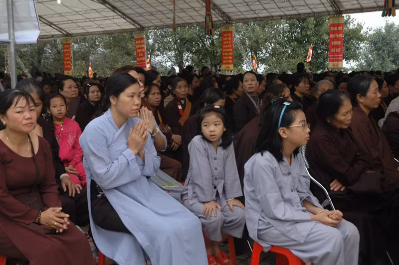 Nhiều trẻ em cũng được bố mẹ đưa tới dự lễ
