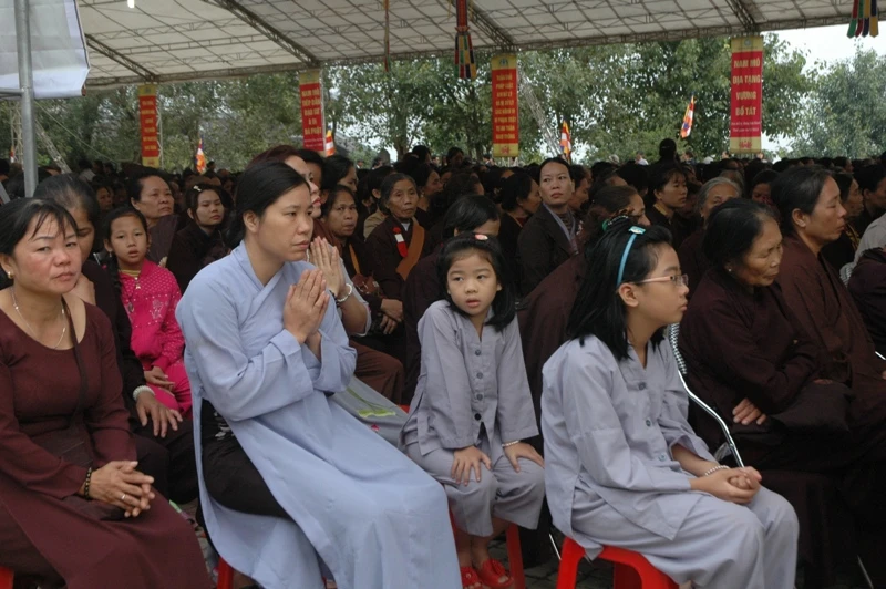 Nhiều trẻ em cũng được bố mẹ đưa tới dự lễ