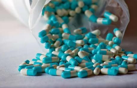 Vì sao cần kiêng bia rượu khi uống thuốc? ảnh 1