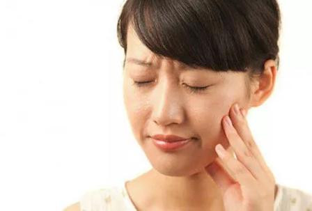 Vì sao không nên bỏ qua hiện tượng chảy máu chân răng? ảnh 1