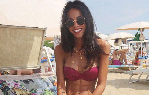 Bạn gái sao Italia so sánh chuyện 'yêu' với... đá luân lưu ảnh 8