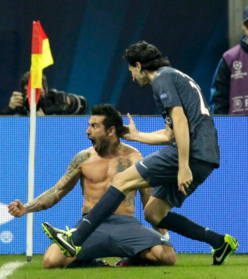Lavezzi (ở trần) ăn mừng bàn san bằng tỷ số cho PSG. Ảnh: Reuters