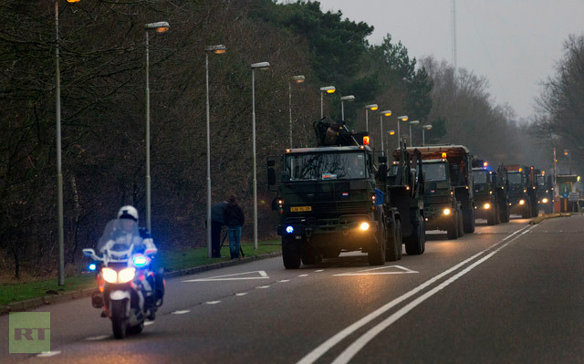 Hàng xe tải của binh lính Hà Lan chở các bộ phận tên lửa tại quận Vredepeel nước này 