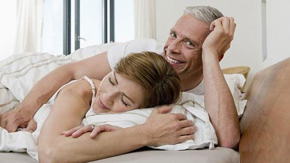 Những người độ tuổi càng cao càng hài lòng về đời sống tình dục