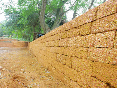 Tường thành được làm mới khiến du khách có thể hiểu sai về quy mô, kiến trúc Thành cổ Sơn Tây Ảnh: Nhị Hà