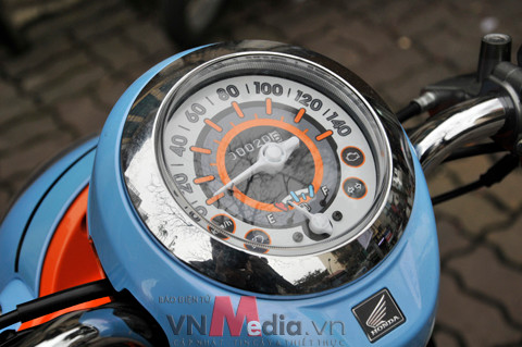 Đồng hồ km và xăng vẫn là dạng kim 