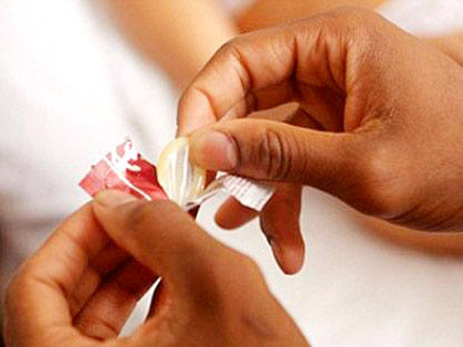 Hiện nay bao cao su có 3 kích cỡ phổ biến nhất là 49mm, 52mm, 55mm. Lưu ý khi bóc để tránh bị rách bao cao su