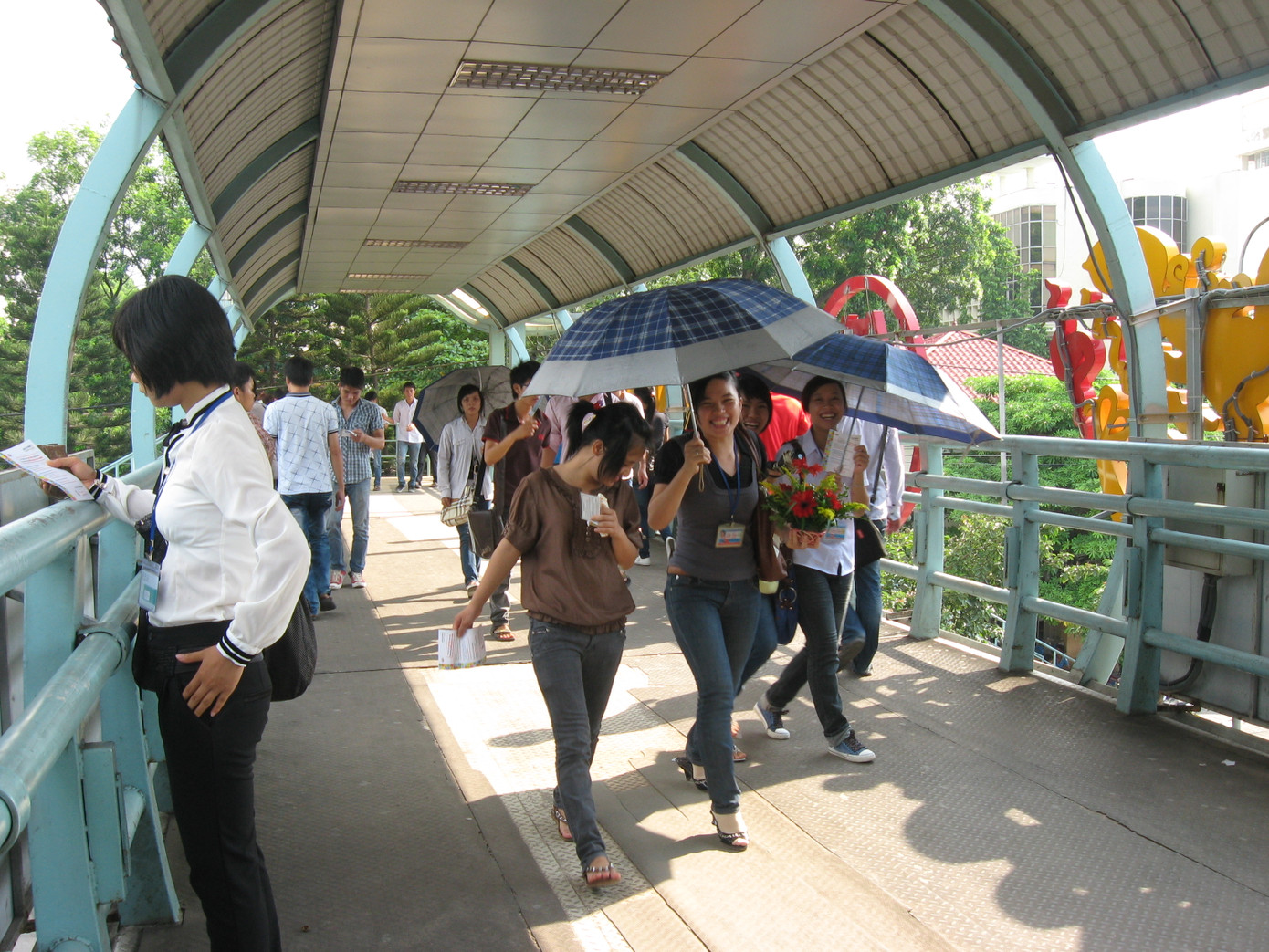 Cầu vượt cho người đi bộ tại ĐH GTVT