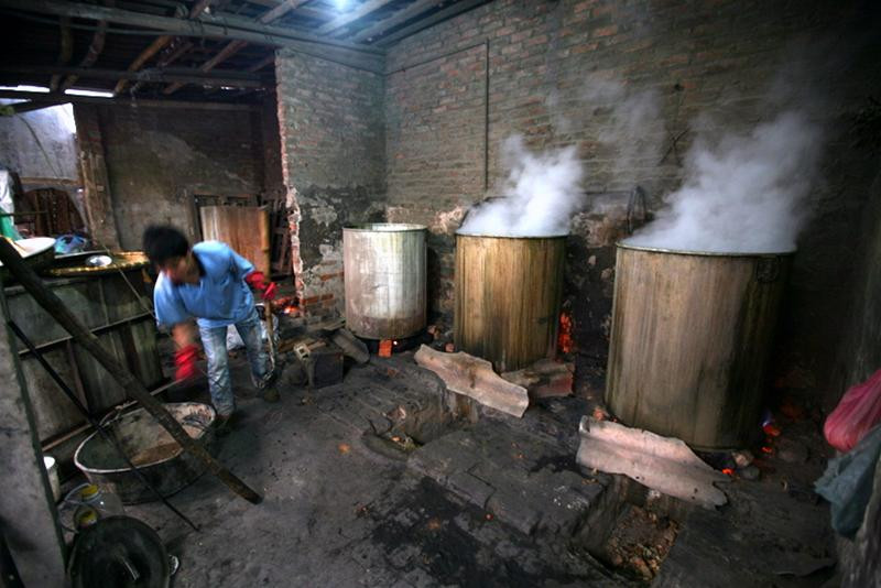 Bánh được đun bằng than trong 10 tiếng liên tục