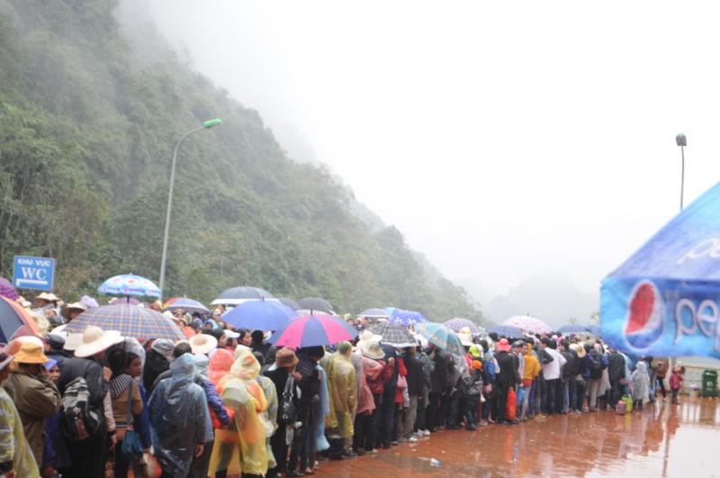 Cảnh quá tải, ùn tắc diễn ra suốt ngày khai hội