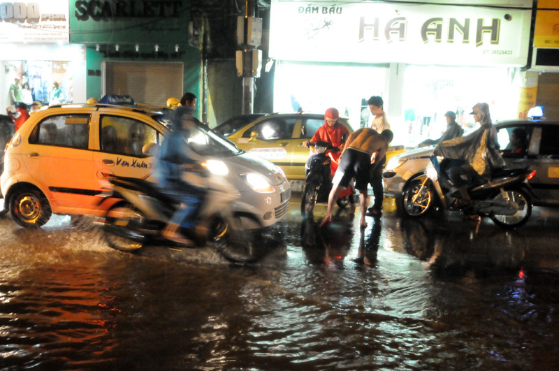 Một vụ va quyệt nhẹ giữa xe máy và xe taxi đã xảy ra
