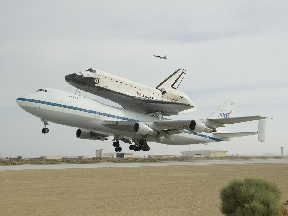 Nếu một chiếc máy bay có thể mang tàu con thoi trên lưng, tức là nó có thể mang theo một lượng bom đạn rất lớn. (Ảnh NASA / Tom Tschida) Nếu một chiếc máy bay có thể mang tàu con thoi trên lưng, tức là nó có thể mang theo một lượng bom đạn rất lớn. (Ảnh NASA / Tom Tschida)