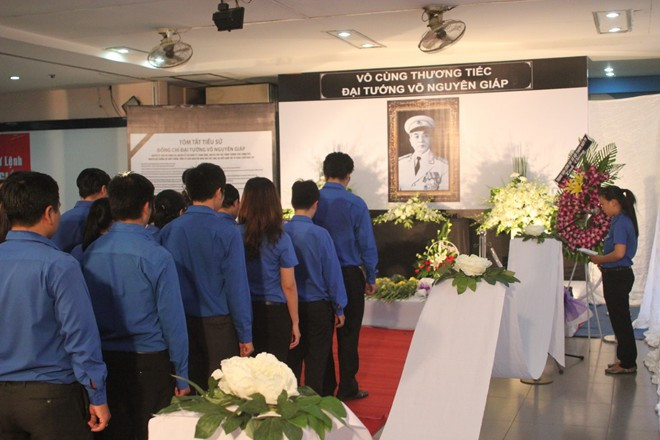  Hàng trăm đoàn viên thanh niên tất cả các quận huyện và đông đảo người dân đến viếng Đại tướng 