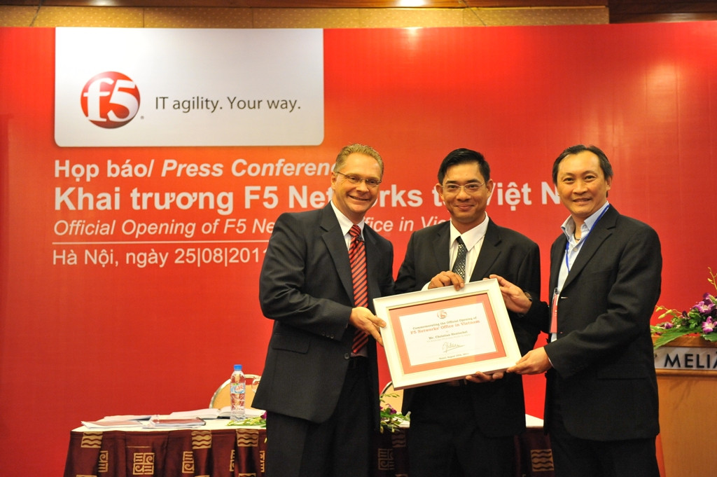 Ông Christian Hentschel trao bằng kỷ niệm cho ông Phan Việt Linh