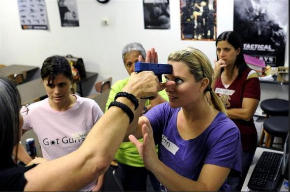 Tình huống giả định khi các tay súng gí súng vào đầu giáo viên 