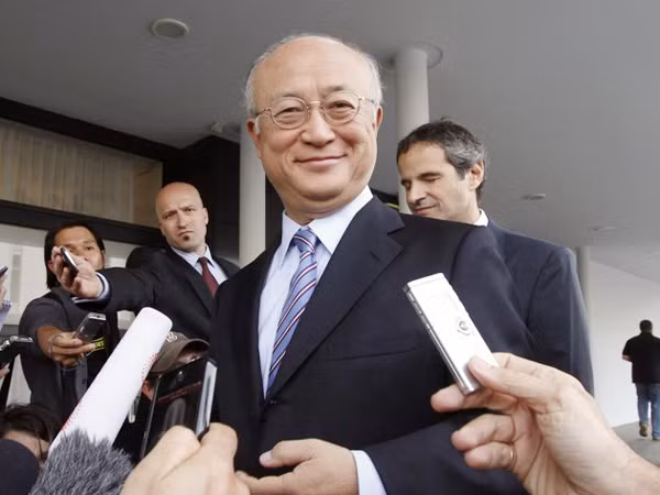 Tổng Giám đốc IAEA Amano (giữa) tại Vienna trước khi đáp máy bay đi Tehran Ảnh: AP