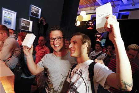 Báo chí chụp ảnh khách hàng đầu tiên mua được Galaxy S3