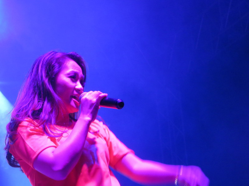 Ca sỹ Mai Trang trong tiết mục Hello Vietnam